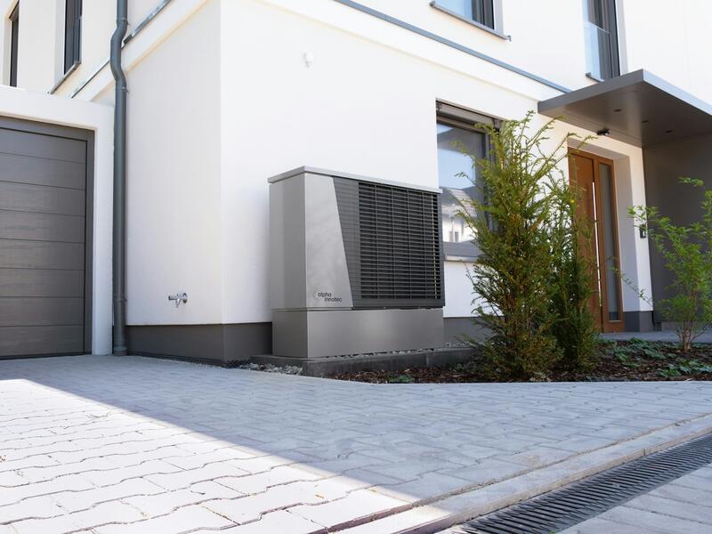 Maison individuelle après rénovation, par une fin de journée claire.